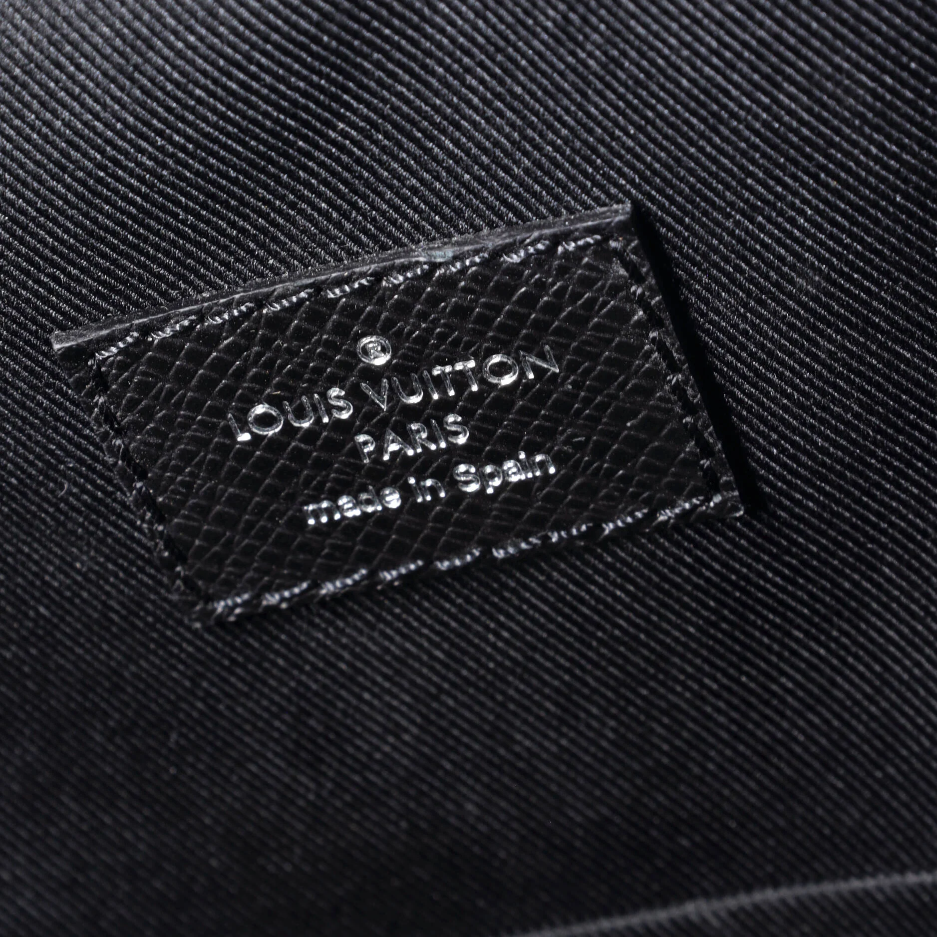 Avenue Sling Bag NM Taiga Leather - Image 7